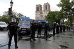 Французская полиция около собора Нотр-Дам в центре Париже, где неизвестный напал на правоохранителей с молотком