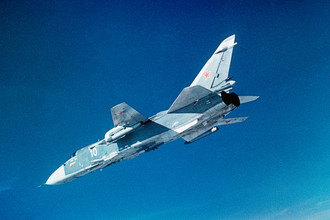 Фронтовой бомбардировщик Су-24 во время полета