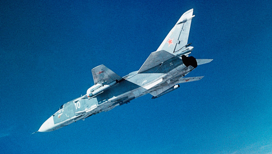Фронтовой бомбардировщик Су-24 во время полета