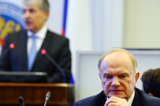 Лидер КПРФ Геннадий Зюганов и директор совхоза имени Ленина Павел Грудинин после получения удостоверения кандидата на пост президента России в Центризбиркоме, 12 января 2018 года