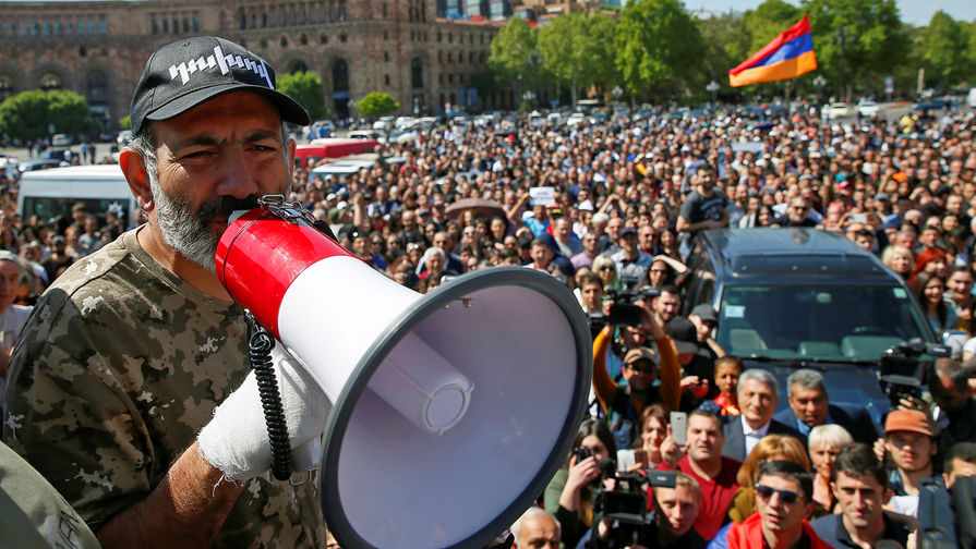 Лидер оппозиции Никола Пашинян на митинге, 25 апреля 2018 года