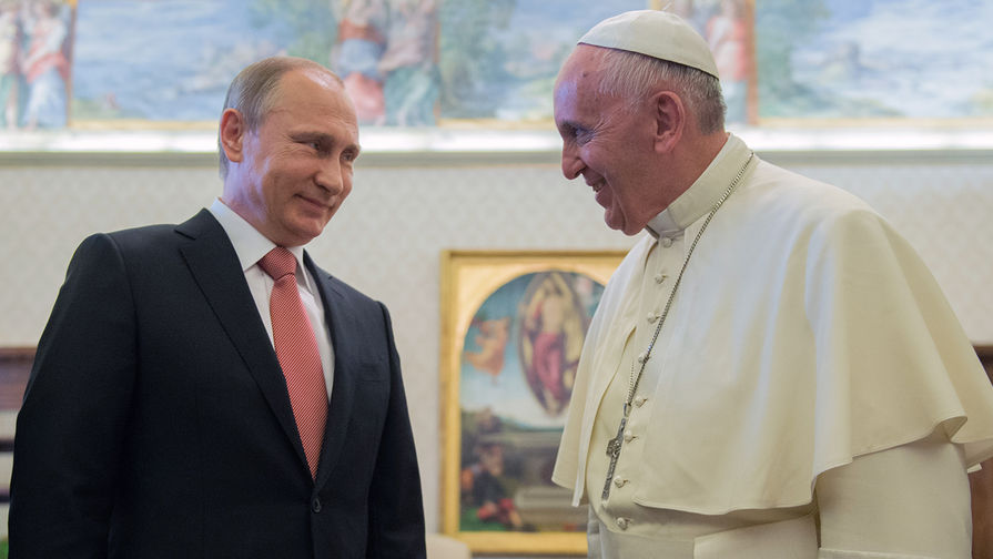 Президент России Владимир Путин и папа Римский Франциск во время встречи в Ватикане, 2015 год