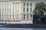 Моряки на борту дизель-электрической подводной лодки «Кронштадт» во время главного военно-морского парада в честь Дня Военно-Морского Флота России в акватории реки Невы, 28 июля 2019 года