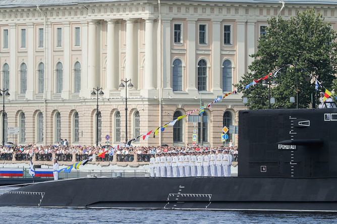 Моряки на борту дизель-электрической подводной лодки «Кронштадт» во время главного военно-морского парада в честь Дня Военно-Морского Флота России в акватории реки Невы, 28 июля 2019 года