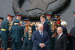 Президент Белоруссии Александр Лукашенко и президент России Владимир Путин во время церемонии возложения цветов к Ржевскому мемориалу Советскому солдату, 30 июня 2020 года