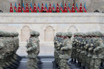 Азербайджанские военнослужащие во время военного парада в Баку, 10 декабря 2020 года