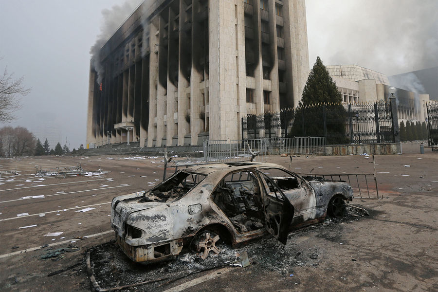 Un automóvil quemado cerca del edificio del Ayuntamiento de Almaty, 6 de enero de 2022