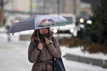Девушка с зонтом во время ледяного дождя в Москве, 22 ноября 2022 года