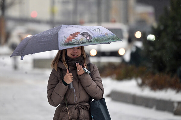 Девушка с&nbsp;зонтом во время ледяного дождя в&nbsp;Москве, 22&nbsp;ноября 2022&nbsp;года