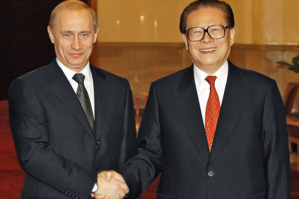 Президент РФ Владимир Путин, находящийся с официальным визитом в Китае, и председатель КНР Цзян Цзэминь, 2002 год
