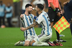 Аргентинские футболисты Лионель Месси и Леандро Паредес во время финального матча со сборной Франции, 18 декабря 2022 года