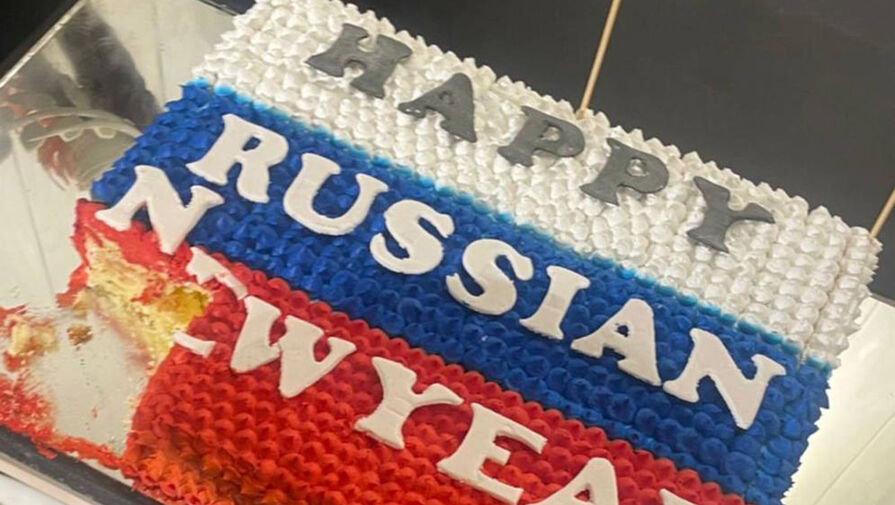 Волочкова поблагодарила отель на Мальдивах за торт в виде флага России