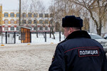 Сотрудник полиции у гимназии №5 в Брянске, где восьмиклассница устроила стрельбу, 7 декабря 2023 года