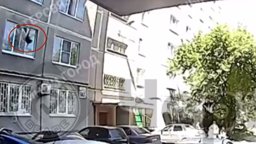 В Магнитогорске трехлетний ребенок выпал из окна на припаркованный автомобиль
