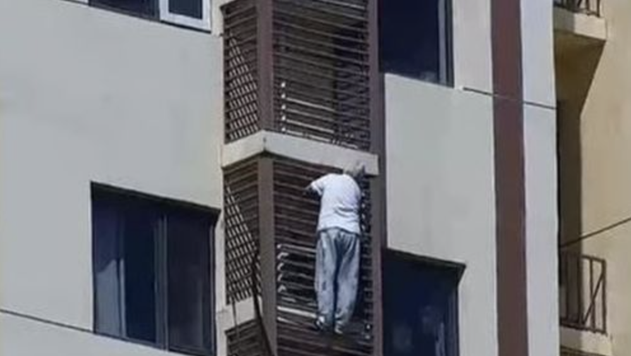 89-летняя женщина совершила спуск по внешней стене многоэтажки, спасаясь от пожара