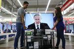 Трансляция в магазине бытовой техники и электроники «М.Видео» ежегодного послания президента РФ В.Путина Федеральному собранию РФ