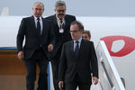  Президент РФ Владимир Путин во время встречи в аэропорту «Эсенбога» в Анкаре. Второй слева — посол РФ в Турции Алексей Ерхов