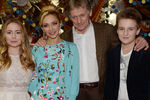 Пресс-секретарь президента России Дмитрий Песков с сыном Миком, супругой Татьяной Навкой и ее дочерью Александрой Жулиной на новогодней вечеринке в Останкино, 2015 год