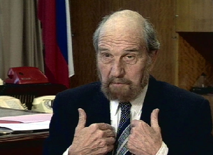 Джордж Блейк во время телеинтервью, посвященного его 80-летию, Москва, 2002 год