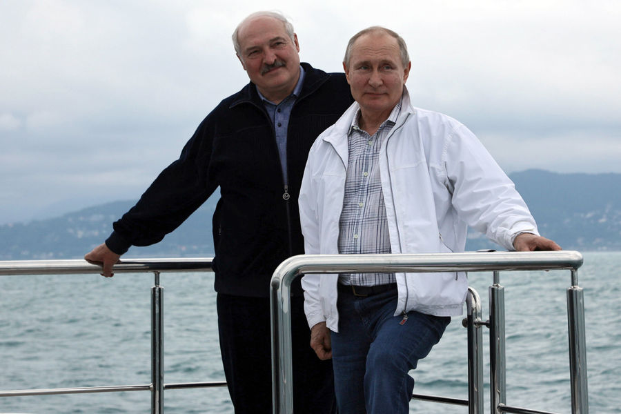 Президент России Владимир Путин и президент Белоруссии Александр Лукашенко во время морской прогулки в&nbsp;Сочи, 29 мая 2021 года