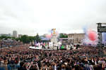 За праздничным шествием наблюдала разношерстная толпа — многие приехали в Лондон из других городов