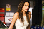 <b>«Форсаж» (2009-2023)</b>
<br><br>
Роль в гоночной франшизе стала для Галь Гадот одной из первых. Но, вообще говоря, актрисой она быть не планировала: в 2007 году девушка, уже получив титул «Мисс Израиль» и отслужив в армии, изучала международное право и всерьез мечтала стать юристом, когда ее модельную карточку заприметили продюсеры «Кванта милосердия». Подругой Бонда Гадот тогда так и не стала, роль отдали Ольге Куриленко, но во время проб мир кино ее очаровал. И уже вскоре она снималась в четвертой части «Форсажа», где сыграла Жизель Яшар, одну из помощниц Доминика Торетто. Персонаж появился в общей сложности в пяти фильмах франшизы, хоть и погиб в шестой части.