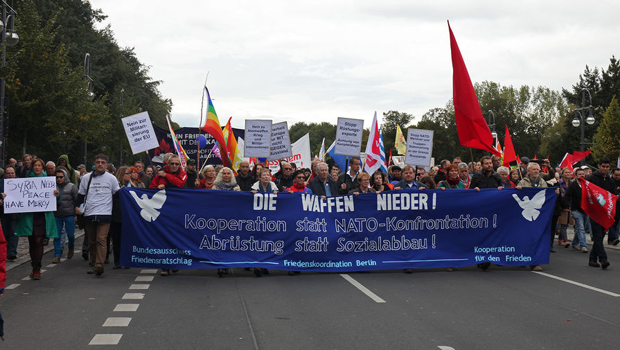 Участники демонстрации за&nbsp;выход ФРГ из&nbsp;НАТО в&nbsp;Берлине