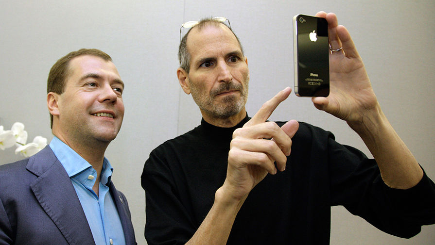 Дмитрий Медведев получил в подарок от Стива Джобса iPhone 4 (июнь 2010 года) 