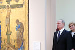 Президент Владимир Путин и вице-премьер правительства Ольга Голодец во время посещения выставки в Третьяковской галерее, 8 февраля 2017 года