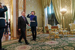 Владимир Путин перед началом встречи с наследным принцем Абу-Даби в Кремле