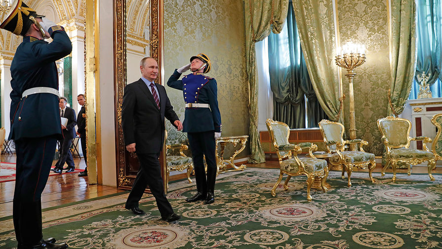 Владимир Путин перед&nbsp;началом встречи с&nbsp;наследным принцем Абу-Даби в&nbsp;Кремле