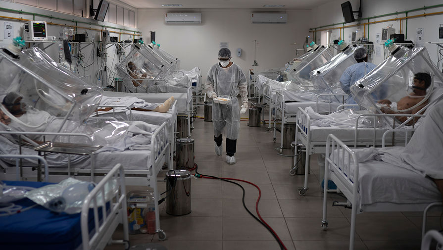 Пациенты на неинвазивной системе подачи кислорода в госпитале в Манаусе, Бразилия 