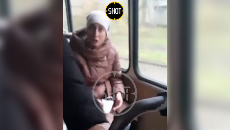 В Краснодаре пассажирка автобуса устроила истерику после просьбы водителя надеть маску