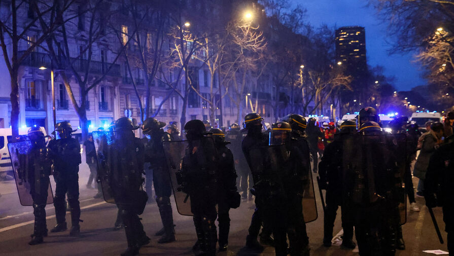 В Париже недовольные пенсионной реформой забрасывают полицейских петардами и бутылками