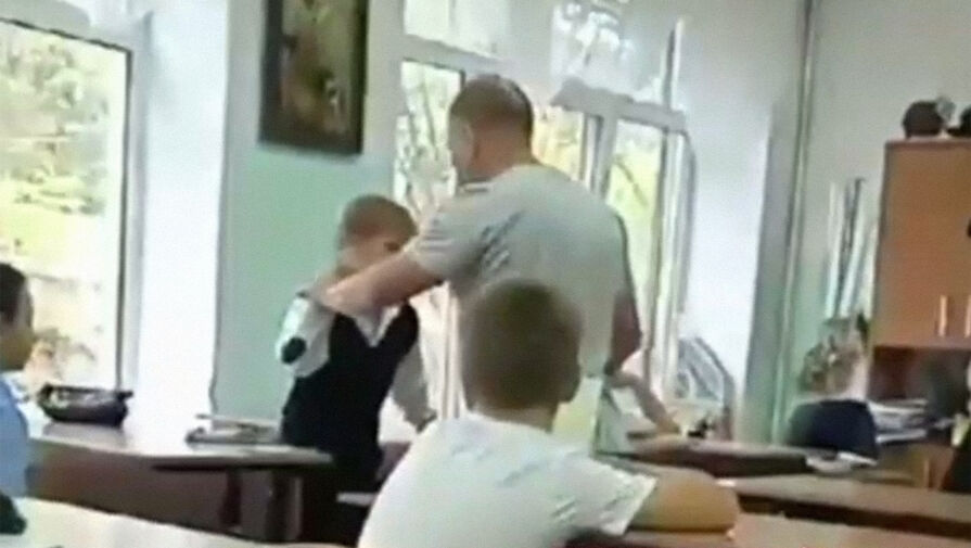 Во Владивостоке учитель физкультуры ударил ребенка и начал его душить в школьном кабинете