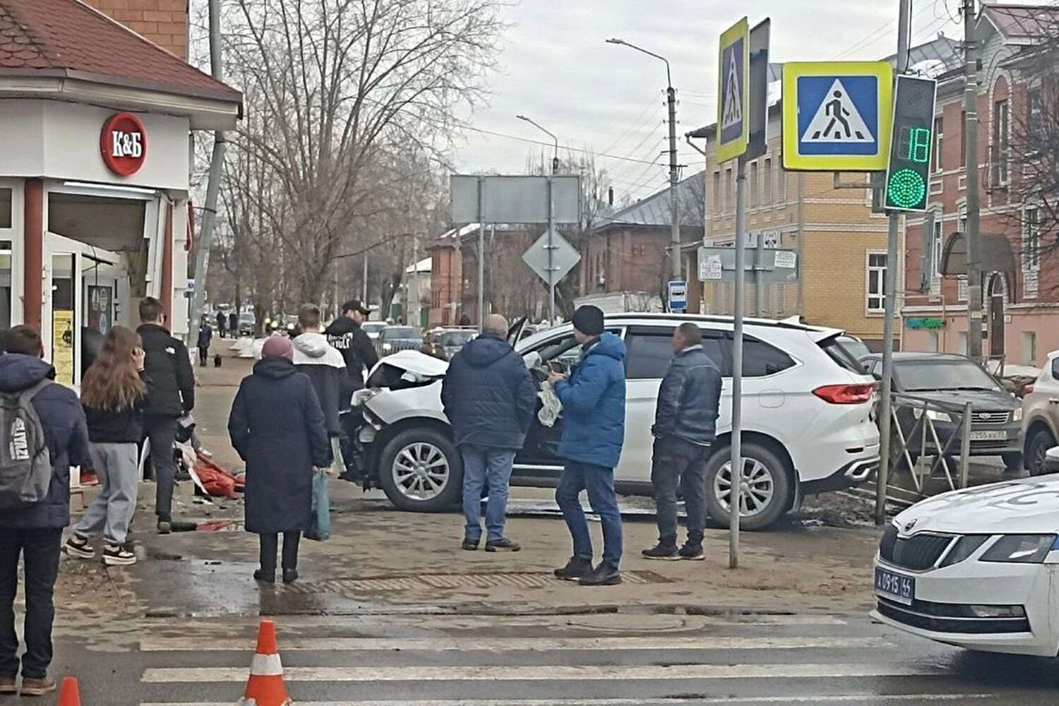 На видео попал момент наезда автомобиля на женщину с коляской в Костроме -  Газета.Ru | Новости