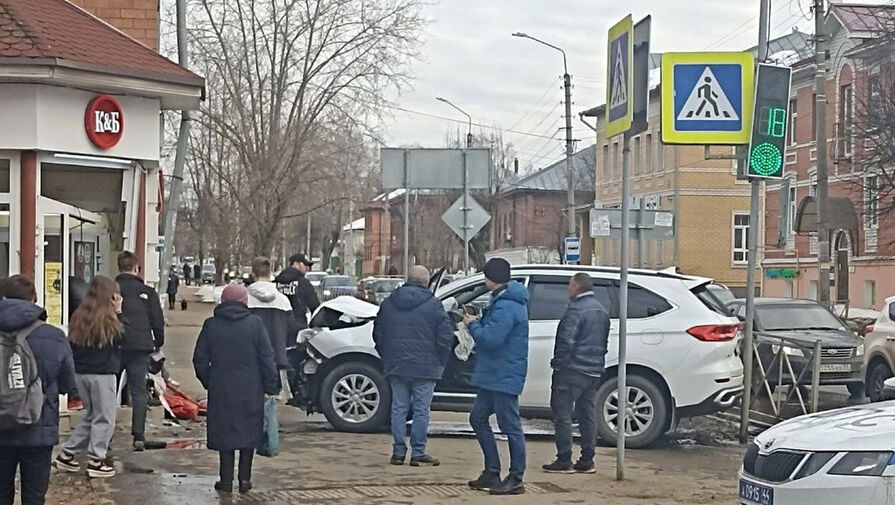 В Костроме автомобиль сдавил женщину с ребенком в коляске в стену магазина