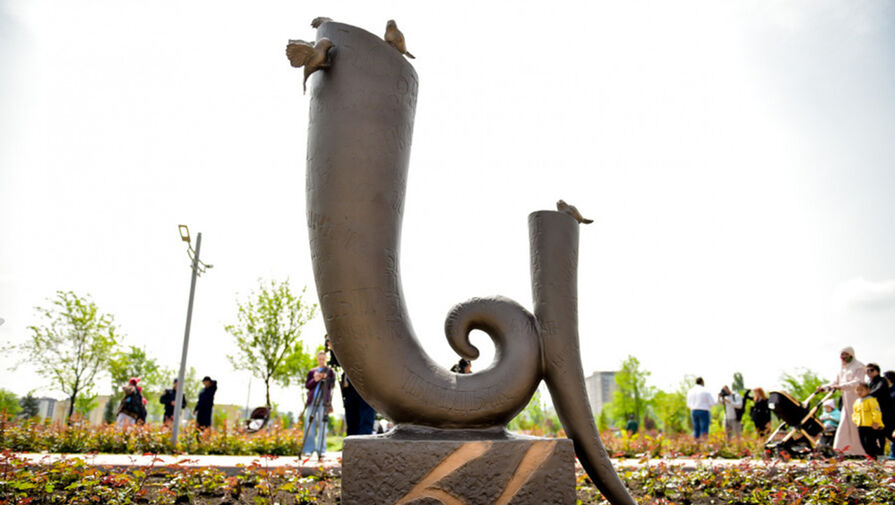 В Бишкеке открыли памятник букве 