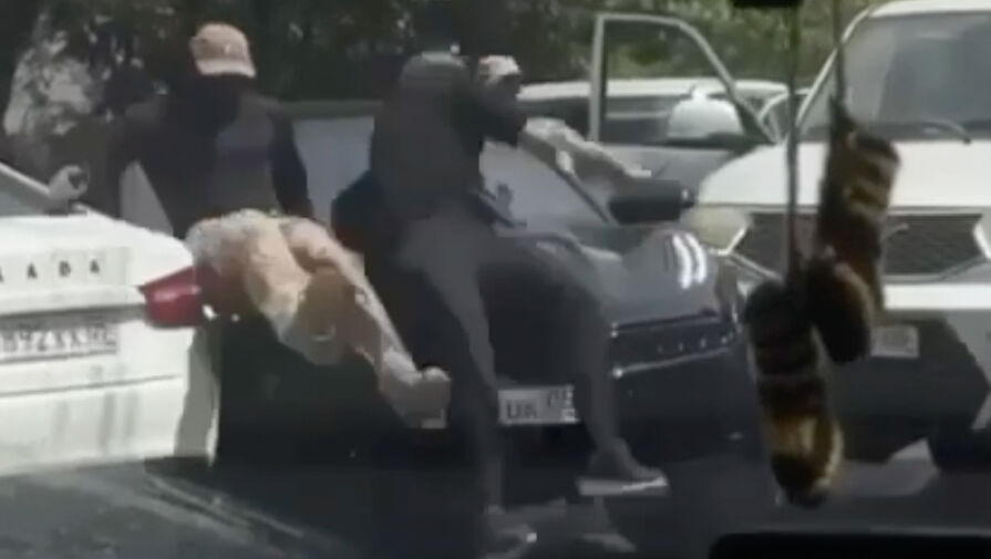 В Махачкале водитель Zeekr протаранил силовиков и попал на видео