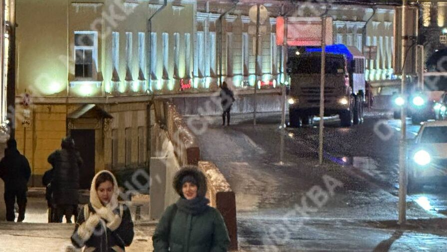 Силовики начали выпускать гостей вечеринки moloko plus из бара