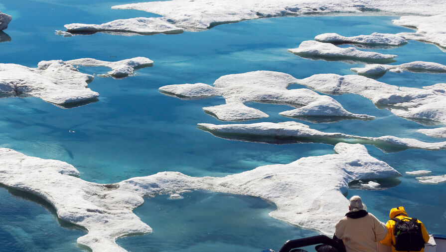Застрявший в Беринговом море теплоход вывели из тяжелых льдов