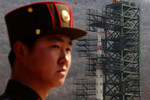 8 апреля. Солдат на фоне ракеты Ынха-3 (Млечный путь-3) на стартовой площадке в Северной Корее.