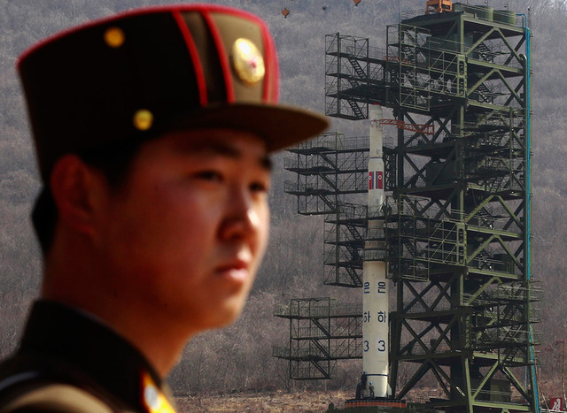 8&nbsp;апреля. Солдат на&nbsp;фоне ракеты Ынха-3 (Млечный путь-3) на&nbsp;стартовой площадке в&nbsp;Северной Корее.