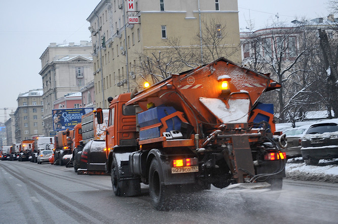 Распыление реагентов во время уборки снега со столичных дорог