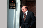 1999. Борис Березовский выходит из здания Генпрокуратуры после допроса.