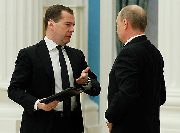Владимир Путин ждет от Дмитрия Медведева плана исполнения майских указов