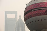 Промышленные альпинисты моют конструкции телебашни «Восточная жемчужина» в Шанхае