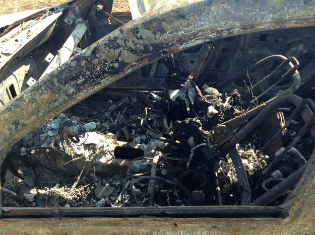 Сгоревший автомобиль на&nbsp;месте гибели фотокорреспондента Андрея Стенина