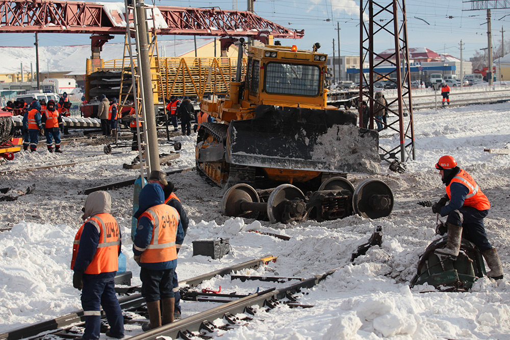 На месте схода с рельсов электровоза и 20 грузовых вагонов в районе железнодорожной станции Любинская Западно-Сибирской железной дороги