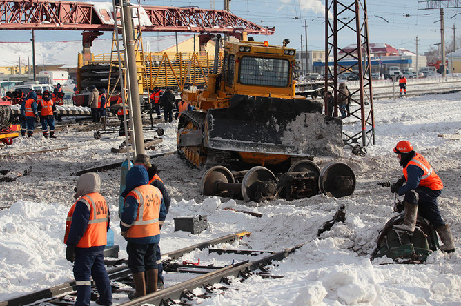 На месте схода с рельсов электровоза и 20 грузовых вагонов в районе железнодорожной станции Любинская Западно-Сибирской железной дороги